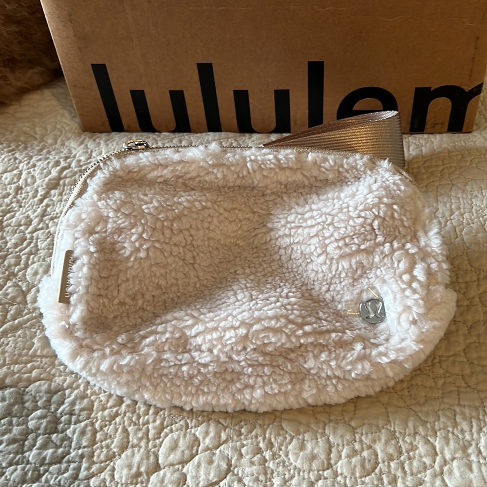 Lululemon Everywhere Fleece Belt Bag